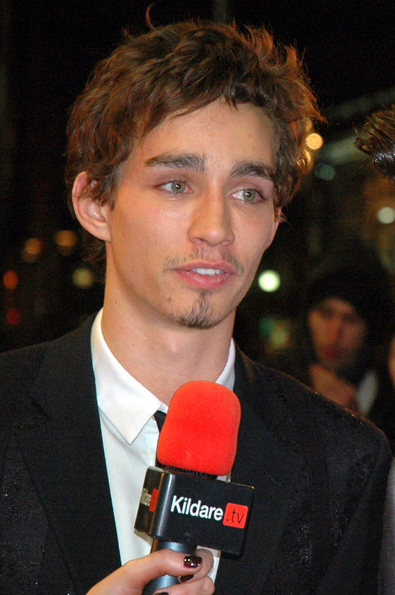 Robert Sheehan's performance as Nathan has received critical acclaim